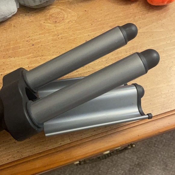 Revlon Wave hair iron with multiple temp settings - Picture 3 of 3